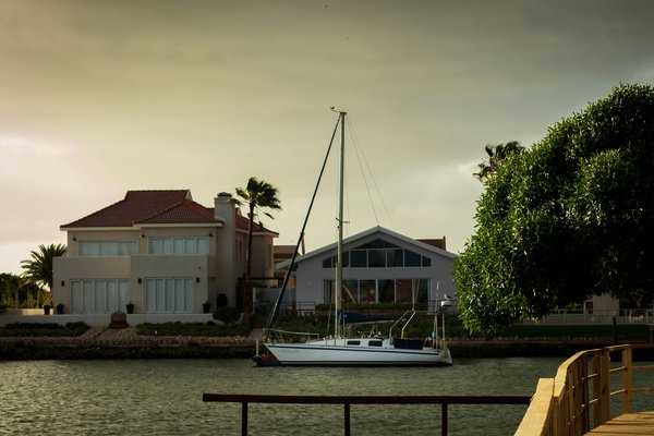 Peut-on trouver une location de vacances en Bretagne avec des cours de navigation à voile et des balades en bord de mer?